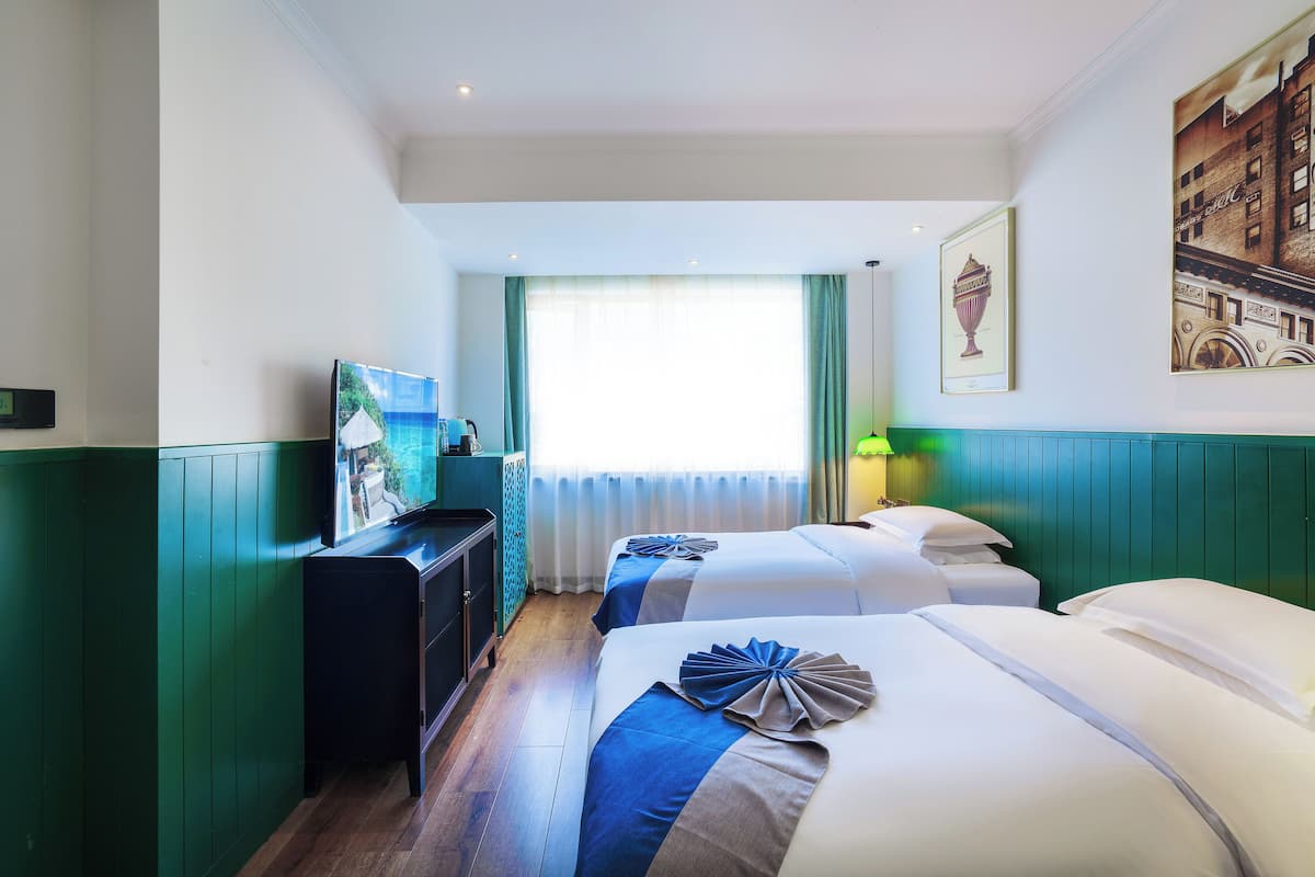 Habitación superior, vista a la ciudad | 1 habitación, ropa de cama de alta calidad y edredón