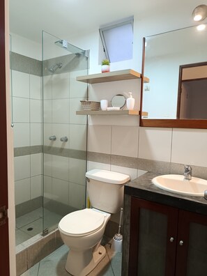 Articles de toilette gratuits, sĂšche-cheveux, serviettes fournies, savon