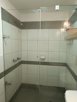 Amenidades de baño gratuitas, secadora de cabello, toallas, jabón 