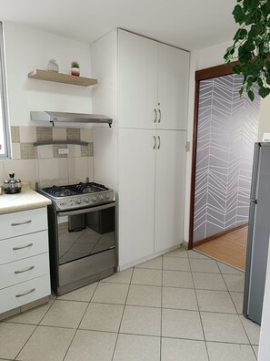 Micro-ondes, four, lave-vaisselle, cafetière/bouilloire