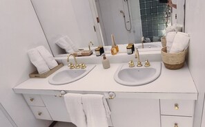 Bruser, boblebadekar, hårtørrer, håndklæder