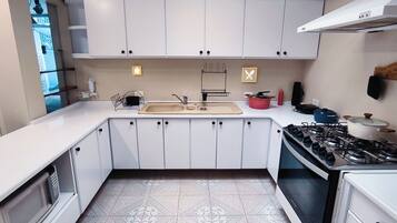 Geladeira, micro-ondas, fogão, cooktop
