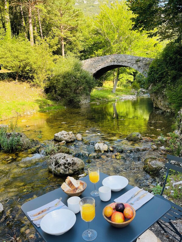 Outdoor dining - Le moulin et la bergerie de la siagne (Saint-Vallier-de-Thiey)
