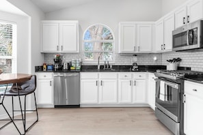 Refrigerador, microondas, horno, placa de cocina