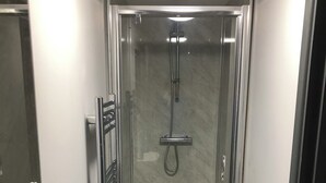 スタンダード ダブルルーム ダブルベッド 1 台ソファーベッド  付き | バスルーム | シャワー、タオル、石鹸、トイレットペーパー