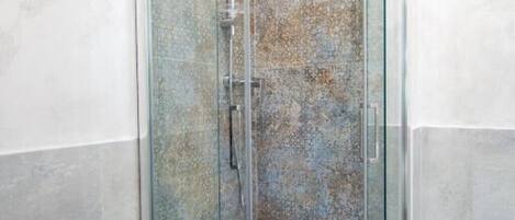 ヘアドライヤー、ビデ、タオル、石鹸