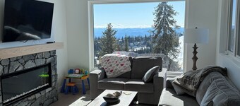4 Bedroom/3.5 bathroom home with private suite, BBQ, garage, pet-friendly!