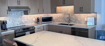 4 Bedroom/3.5 bathroom home with private suite, BBQ, garage, pet-friendly!