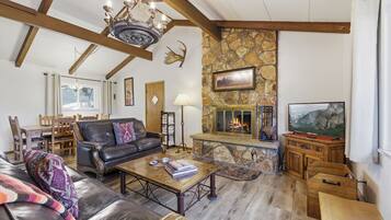 Smart-tv, een open haard en boeken