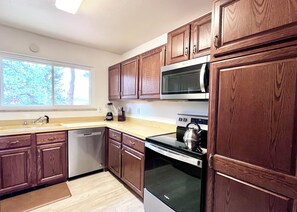 Frigorífic, microones, forn i placa de cuina 