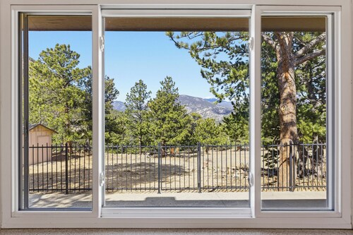Updated w/ new hot tub: close-in w/ views on 2 acres! & Outdoor activities