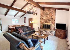 Televisor intel·ligent, llar de foc i llibres 