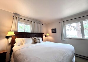 3 habitaciones, escritorio y tabla de planchar con plancha