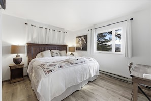 3 bedrooms, desk, iron/ironing board, travel crib - Updated w/ new hot tub: close-in w/ views on 2 acres! & Outdoor activities (Estes Park)
