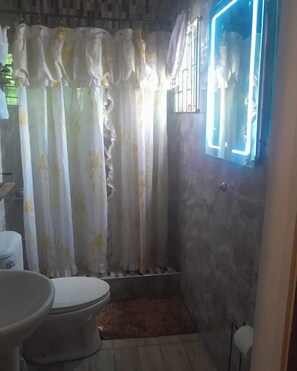 Shower, towels, soap, shampoo - Cozy 4-bedroom apartment in enchanting Portmore with WiFi, AC (Portmore)