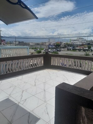 Property grounds - Cozy 4-bedroom apartment in enchanting Portmore with WiFi, AC (Portmore)