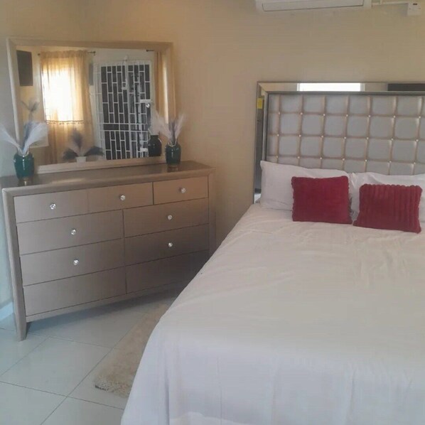 4 bedrooms, iron/ironing board, WiFi, bed sheets - Cozy 4-bedroom apartment in enchanting Portmore with WiFi, AC (Portmore)