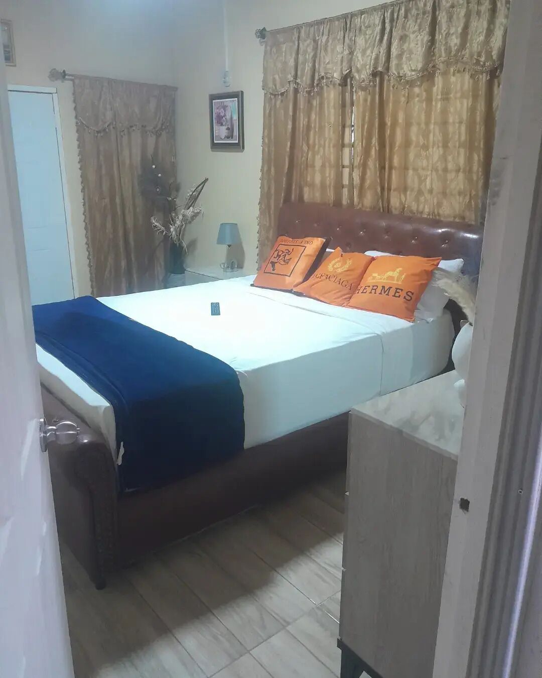 4 bedrooms, iron/ironing board, WiFi, bed sheets