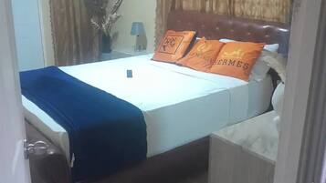 4 bedrooms, iron/ironing board, WiFi, bed sheets