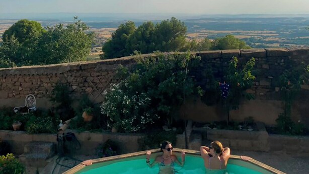 Una piscina con vistas a un paisaje.