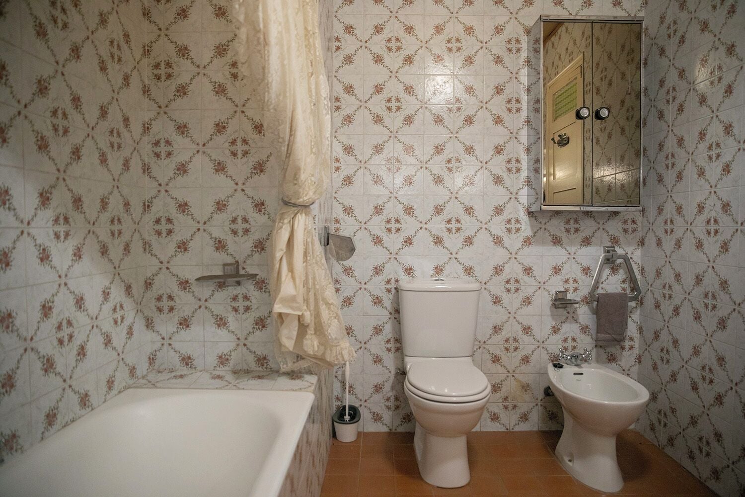 Un baño con bañera, inodoro y bidé.