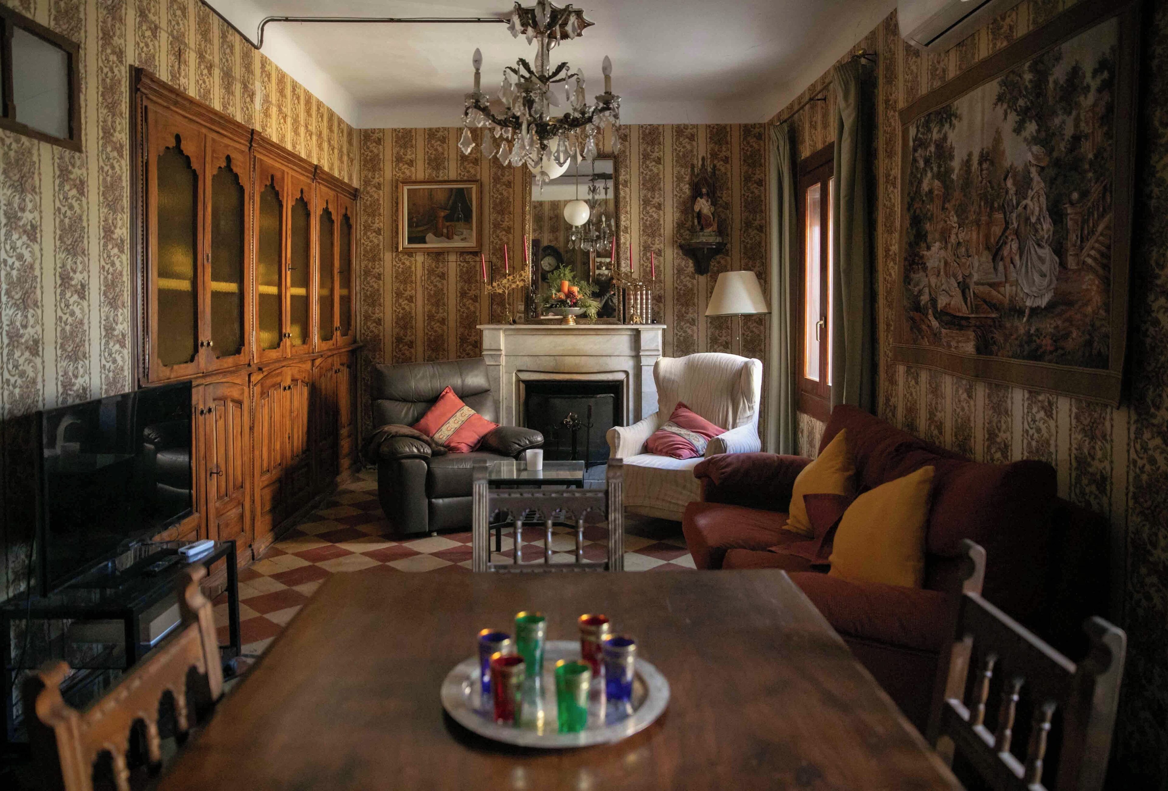 TV connectée, cheminée, livres