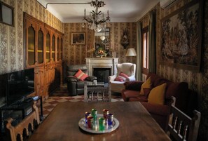 Smart-tv, een open haard en boeken