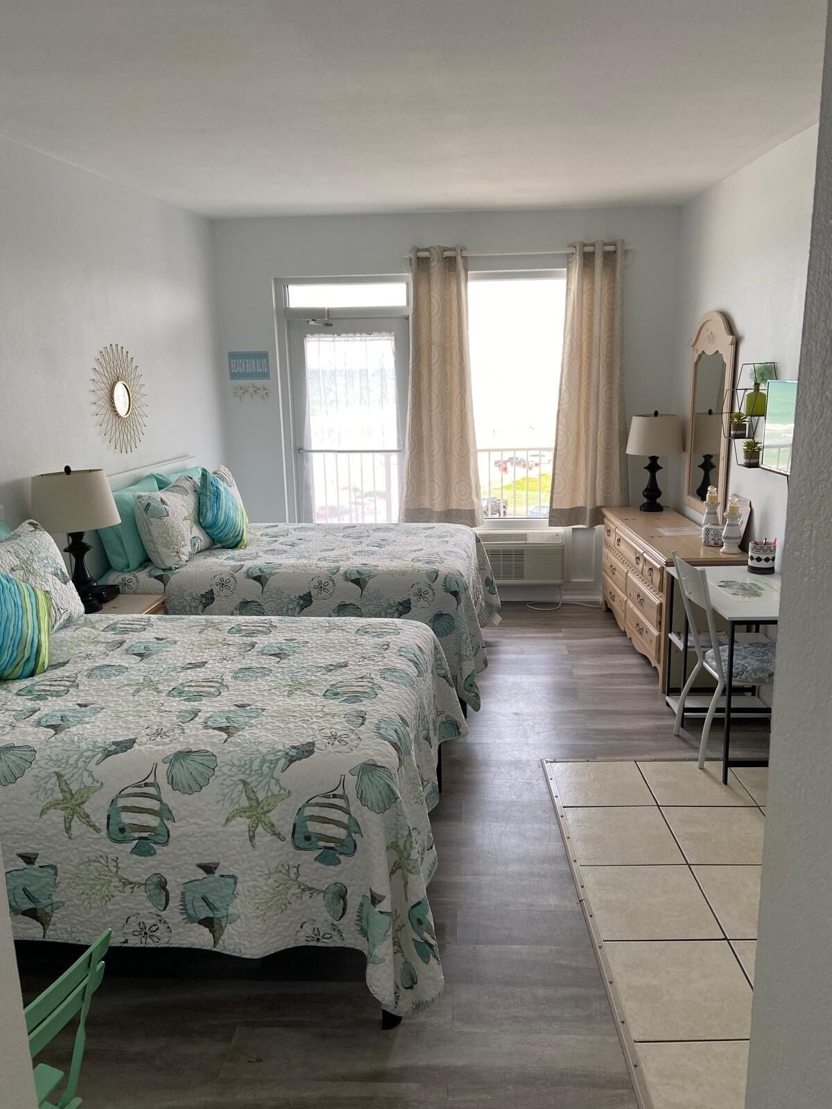 Cozy penthouse studio beach access and balcony view in brilliant Daytona Beach