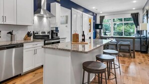 Wasserkocher mit Kaffee-/Teezubehör, Kühlschrank, Mikrowelle, Ofen