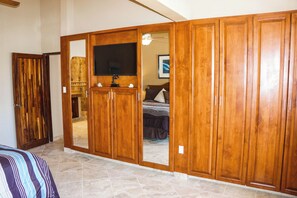 3 slaapkamers, een strijkplank/strijkijzer, wifi, beddengoed