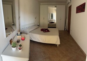 1 soverom og strykejern/-brett