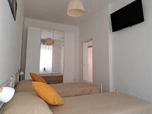 2 bedrooms, desk, travel cot, free WiFi - Le Meraviglie holiday home,absolute relax and services just a few meters away! (Brindisi)