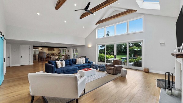 Smart TV, fireplace, stereo