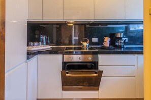 Apartemen, pemandangan danau | Dapur kecil pribadi | Ketel listrik