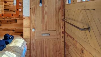 1 bedroom, bed sheets