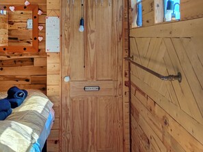 1 bedroom, bed sheets