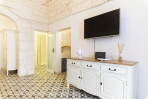 Apartment | Living area | 35-inch flat-screen TV with digital channels - La Dimora del Tempo by Wonderful Italy (Ostuni)