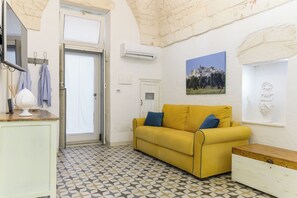 Apartment | Living area | 35-inch flat-screen TV with digital channels - La Dimora del Tempo by Wonderful Italy (Ostuni)