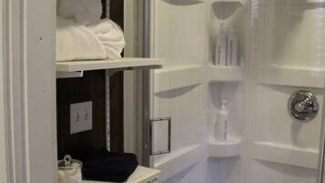 Toallas, jabón, shampoo, papel de baño