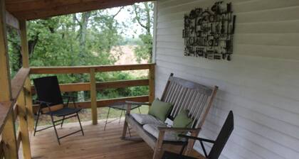 Caretaker cottage with 1 bedroom and WiFi, AC in delightful Dixon Springs