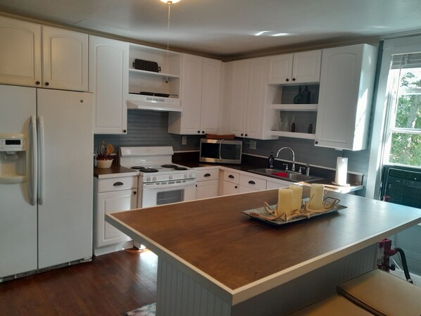 Refrigerador, microondas, horno y cafetera y tetera 