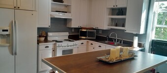 Caretaker cottage with 1 bedroom and WiFi, AC in delightful Dixon Springs