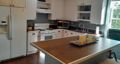 Caretaker cottage with 1 bedroom and WiFi, AC in delightful Dixon Springs