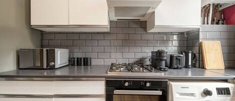 Kylskåp, mikrovågsugn, ugn och grytor/köksredskap