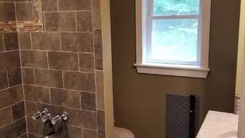 Een haardroger, handdoeken, zeep, toiletpapier