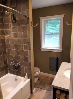 Sèche-cheveux, serviettes fournies, savon, papier toilette