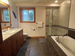 Jetted bath, hair dryer, towels, soap - A Seaside Jacuzzi Escape in Parksville, British Columbia, Canada (Parksville)