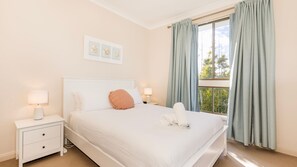 4 bedrooms, iron/ironing board, travel crib, free WiFi - Seas the Day - Pet Friendly - Ocean Views (Culburra Beach)