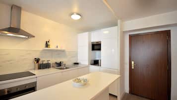 Kühlschrank, Mikrowelle, Ofen, Geschirrspüler