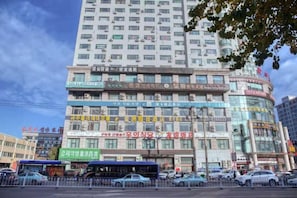 Ein mehrstöckiges Hotel mit verschiedenen Schildern, die unterschiedliche Dienstleistungen und Annehmlichkeiten kennzeichnen.